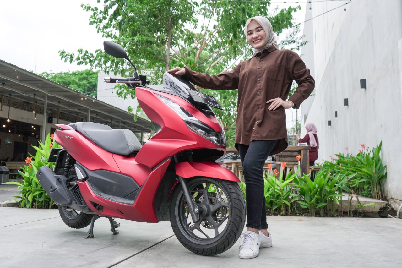 Matic Besar PCX 160, Nyaman dan Aman Digunakan Cewek
